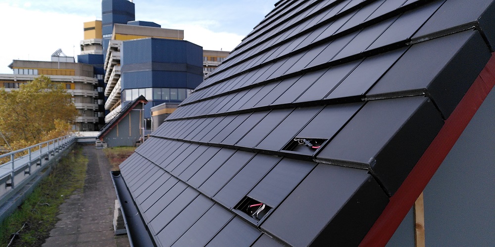 Dach mit geöffneten Solardachpfannen bei TH-Köln